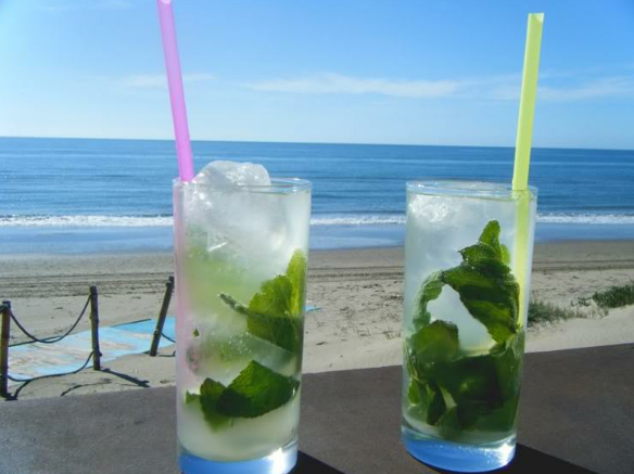 Azulis's tweet photo. Aquí casual, brindando por ustedes. http://t.co/2iWECM8pHQ