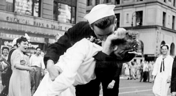 antena3com's tweet photo. Muere el marino que protagonizó la foto del beso en Times Square tras la II Guerra Mundial http://t.co/9A6Qcc6b3b http://t.co/ErCPPNyXaG