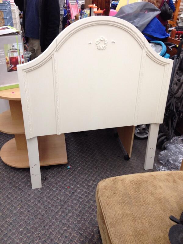 DIYDelRay's tweet photo. Twin headboard. Great for a kids' room #mvbigflea http://t.co/jkVEmDmTY9