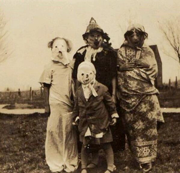 TheHauntedWorld's tweet photo. Halloween costumes in the early 1900's http://t.co/q8tbYW6Pwp