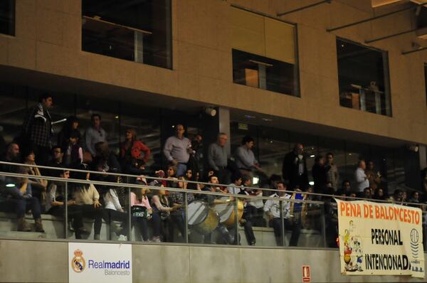 AlbaceteBasket's tweet photo. Impresionante la afición albaceteña que copa Pozuelo de Alarcón Foto:@Fito_Diaz http://t.co/StCUFyy6Yo