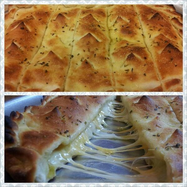 FewdPoarn's tweet photo. Cheesy garlic bread #fewdpoarn #foodporn http://t.co/5zCH02NZOn