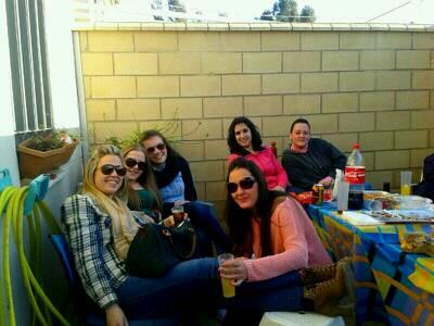 tranla_loka's tweet photo. Vamos ahí mis niñas!!! @rql_nm @EliCerezoCano  @RocioNaMi @Yoanapvs @ComparsaChina http://t.co/2CfLhK48nl