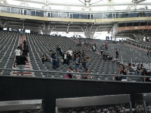 LuuApp's tweet photo. Va entrando la gente para ver @ntvgoficial http://t.co/5Llm0lcBaV