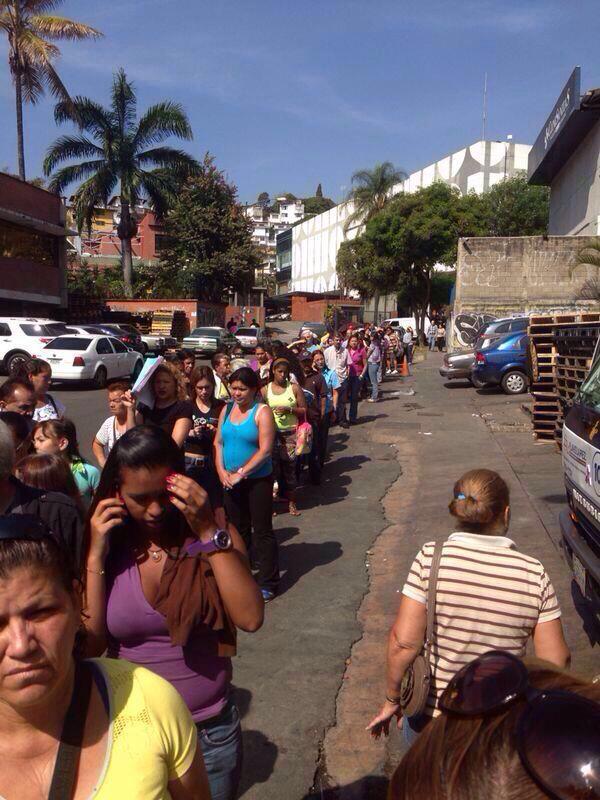 ElUniversal's tweet photo. Cola en Plan Suárez de la Trinidad, la situación se repite en los Bicentenarios, Pdval y Mercales del país. #15M http://t.co/eDLmJNZk05
