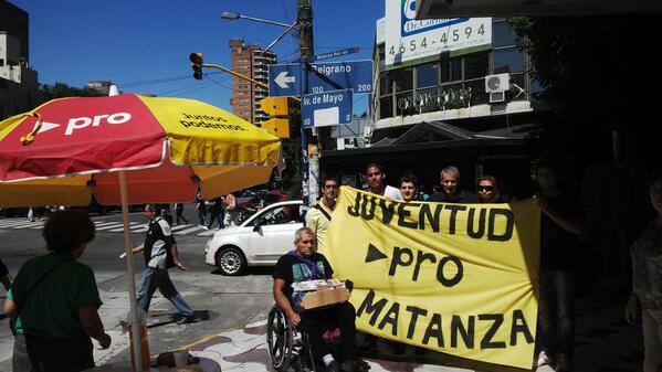 JProLaMatanza's tweet photo. La juventud Pro Matanza en acciòn! http://t.co/y2dBtC6onP