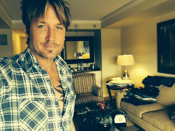 KeithUrban's tweet image. Hangin' at hotel in Austin, TX waiting to play the #iTunesFestival tonite... C'mon 10pm... Let's go!!!! - KU