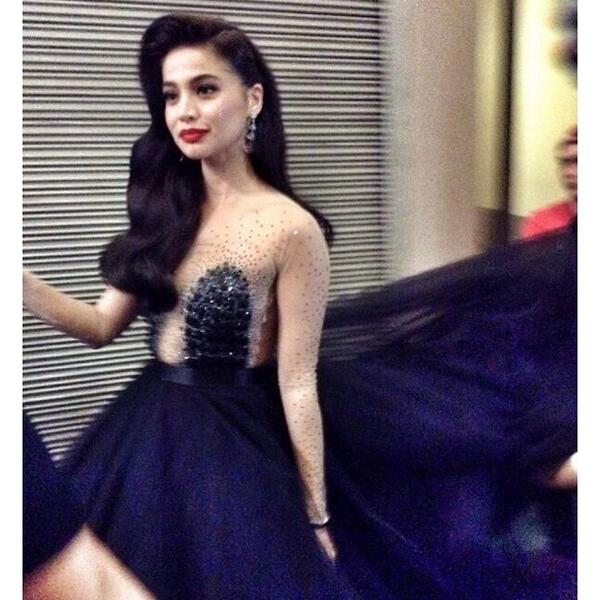 cosmo_ph's tweet image. #BbPilipinas2014 host &amp;amp; #CosmoPH April cover girl @annecurtissmith looks flawless in her EZRA couture gown. 👑