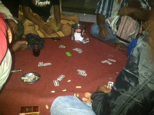 fahry_aditia's tweet photo. Maen Kartu ma Tmen" sMpek pGey??? :D http://t.co/Vgd0Hx0wFk