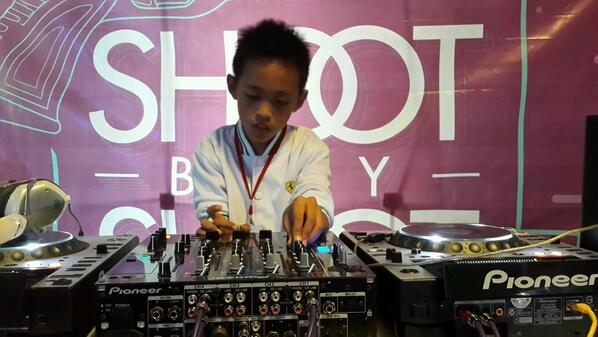 Gokiil. Anak 10 tahun yg jago ngeDJ ini tampil juga di #shootbabyshoot2014 Doi belajar di <a href="/adeejaystudio/">ADJStudio</a> . <a href="/mounteaID/">Mountea</a>