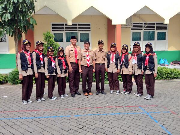 Ka Kwarcab <a href="/IsnawaAdji/">isnawa adji</a> bersama salah satu peserta lomba pramuka se-jakbar cc: @jokowi_do2 <a href="/basuki_btp/">Basuki T Purnama</a> <a href="/sylvianamurni/">Sylviana Murni</a>