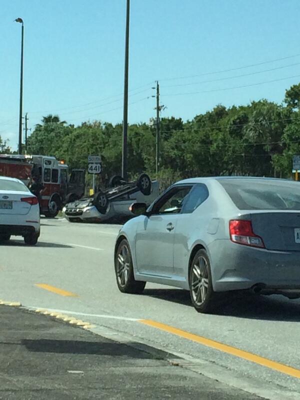 raphaelcaixeta's tweet photo. Literally on a straight lane. No turns. How did this happen?! http://t.co/e1WxdTWzjE
