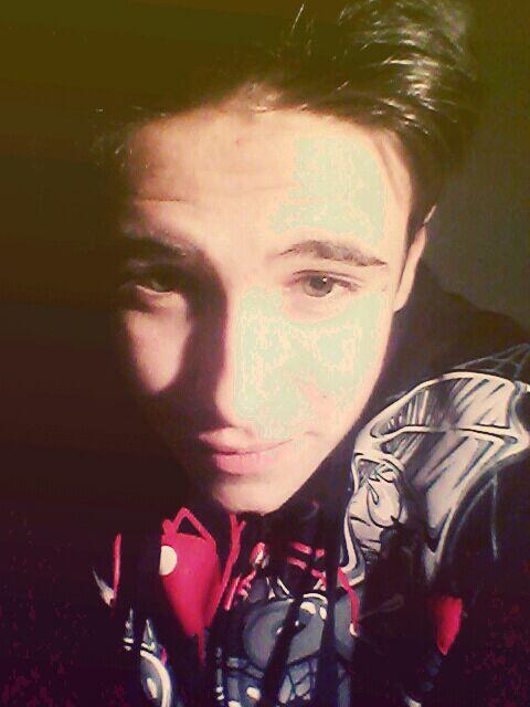caty_puffina's tweet photo. Do u see him? He's my life, my heart my love <3 he's the boy that i love <3 http://t.co/q24Ndkua7Q