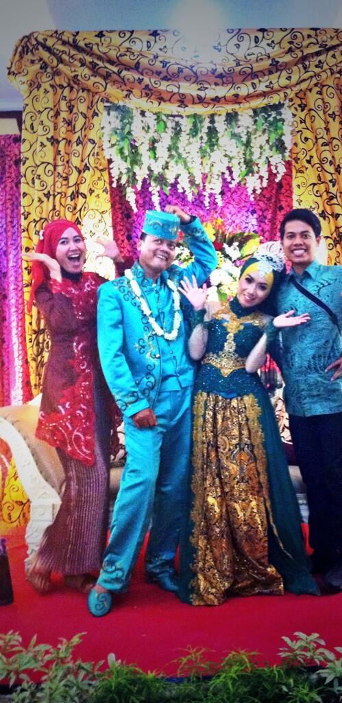 eggimutiara's tweet photo. Yeay! Happy wedding aa teteh 😍👰 @ragilkistosi @ragilhood @ima_TP http://t.co/6ftzbYnsYC