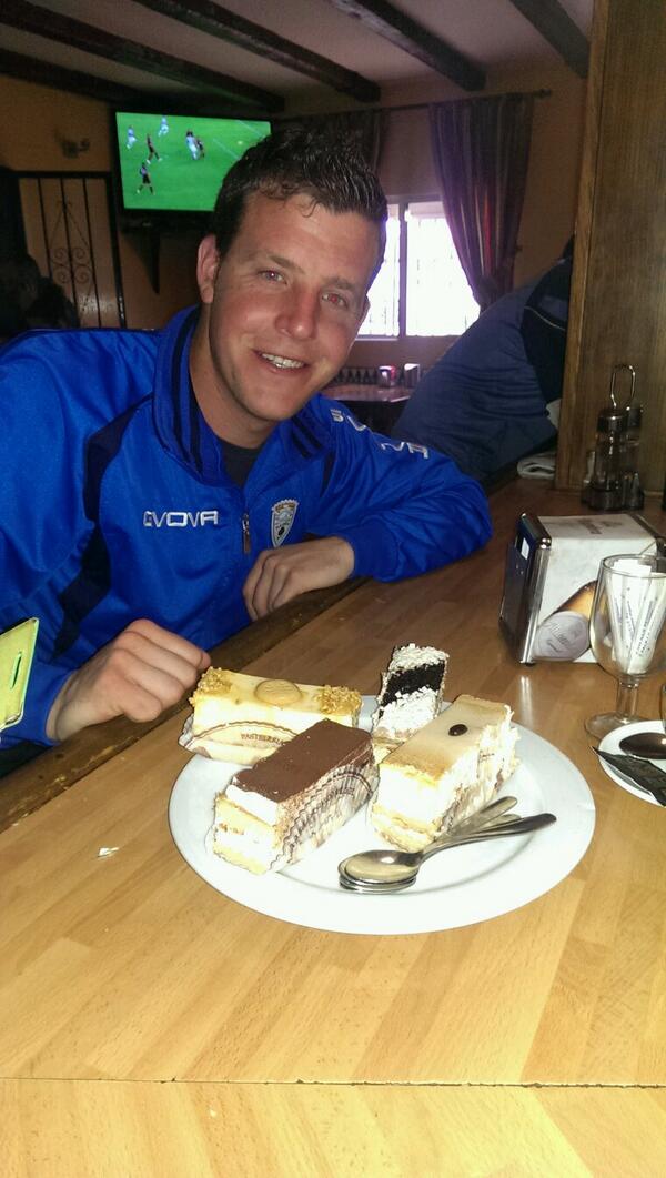 migue_negro's tweet photo. De pastelitos con @natillas1987 @Marikilla_Negro # Ibrido http://t.co/KOmDZbGoVg