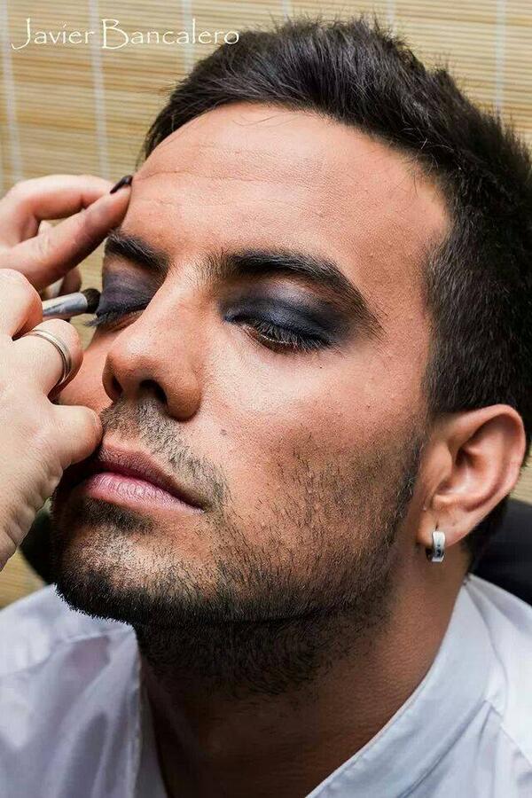 fans_KikeJ's tweet photo. O esta, en pleno maquillaje de #LaCanciónDeCadiz :D http://t.co/l8CpCKI3Q6
