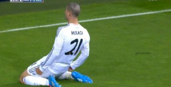 TuiterHits's tweet photo. Álvaro Morata: "Niños con cáncer querían hacerse mi peinado, pero no podian, así que me hice yo el suyo". http://t.co/xFsQpr4Wrz