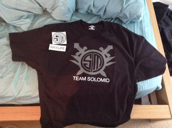 chris_rauch's tweet photo. My TSM shirt arrived in Northern Ireland today!! #PROMISE #TSM @TeamSoloMid @TSMReginald @Bjergsen http://t.co/pn2aNeHdG2