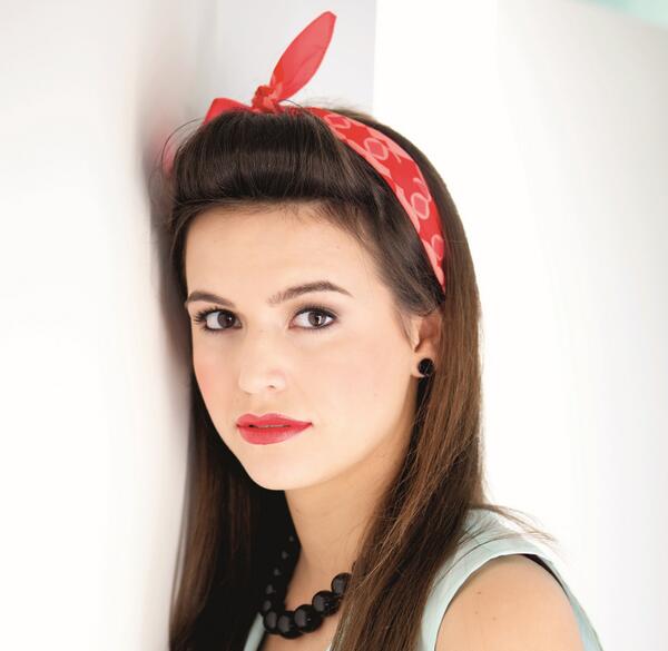 Zin in een zomerse #rockabilly #look? Kijk dan snel op madamecreatief.com/haarbandje-met… #DIY #MadameCreatief #Lannoo <a href="/Lannoo/">Uitgeverij Lannoo</a>