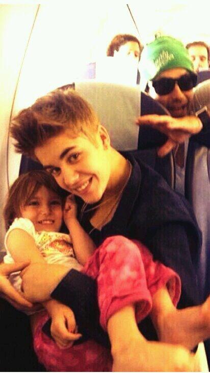 JBieberFeverDF's tweet photo. Feliz Viernes Beliebers !! http://t.co/wp21UiMJZn