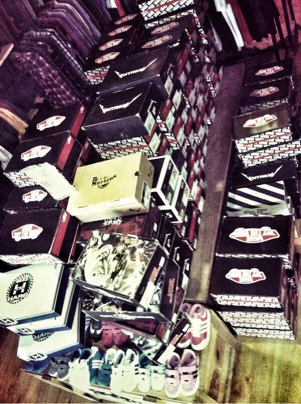 Jangan lupa besuk mampir ya <a href="/glamrockshop/">GLAMROCK SHOP</a> ... Vans Ready for Sale...