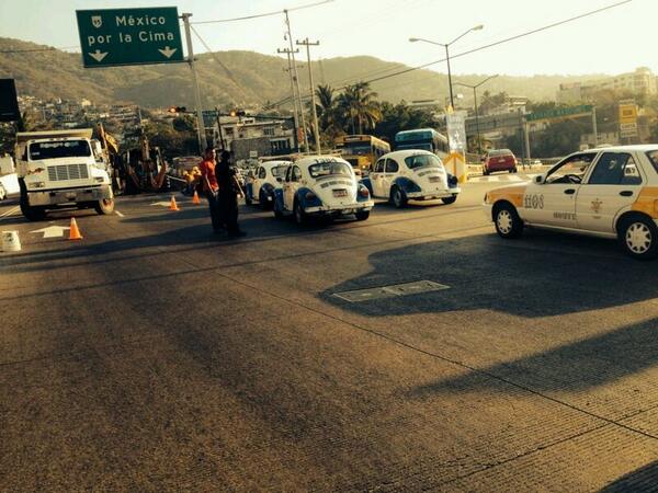 LloydWaltonA's tweet image. Apoyo de elementos de la Policía Vial en la obra de Cuauhtémoc en la entrada del Maxitunel. #AcapulcoPUEDE