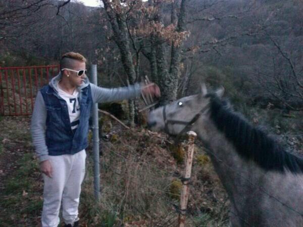 elrubito69's tweet photo. El rubito no solo conquista el amor de la gente que le sigue tambien conquista a los animales http://t.co/dblGhQf3nI