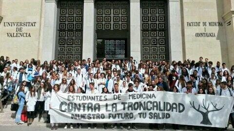 lunadevainilla7's tweet photo. Blasco Ibañez, Facultad de Medicina y Odontología #NoTroncalidad #NuestroFuturoTuSalud #5AbrilMadrid http://t.co/dBDNL29qay