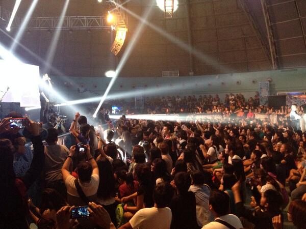 ColgatePH's tweet photo. Full house!! @wearechicosci @mggykills #ColgateFreshJam http://t.co/ucwpIaBGSJ