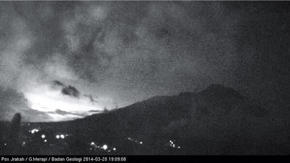 #PrayforMerapi BADAI PETIR MERAPI di lereng malam ini. Semoga tak ada pendaki disana. Amin

Via <a href="/BPPTKG/">BPPTKG</a>