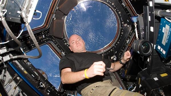 космонавты в скафандрах на мкс. женщина космос. пегги уитсон ноги. скотт келли астронавт. рид вайзман.