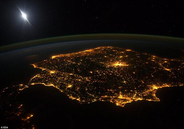 WWFespana's tweet photo. 158 países y territorios participarán en la #horadelplaneta: un récord! El mundo se apaga mañana a las 20.30, ¿y tú? http://t.co/SuafBJhHz4