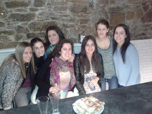 a14ana's tweet photo. Cas miñas #bellas. Viños e Tapas antes de ver a @cantecademacao #Santiago http://t.co/k9IYeibe4R