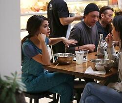 Models2014's tweet image. Kendall Jenner and Selena Gomez at dinner (March 21 2014. Los Angeles)