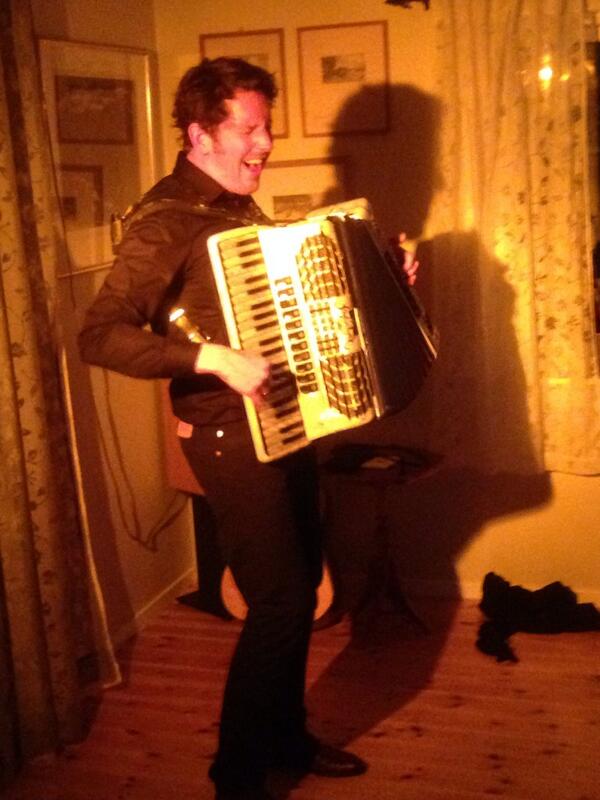 Kvelden avsluttes på mesterlig vis av verten selv: Odd Nordstoga! Hjemmeseier! #havresekken