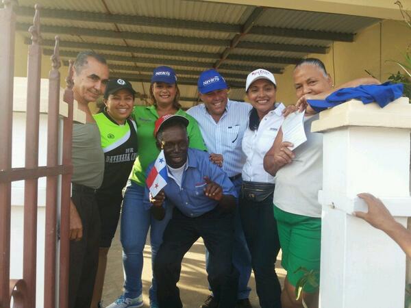 Jazelr23's tweet photo. Caminando cerro silvestre de @ArraijanPTY casa x casa con @SamuelLewis @DayanaraCaceres @RosaCanto03 @2014pedroymily http://t.co/emE9AtjURn
