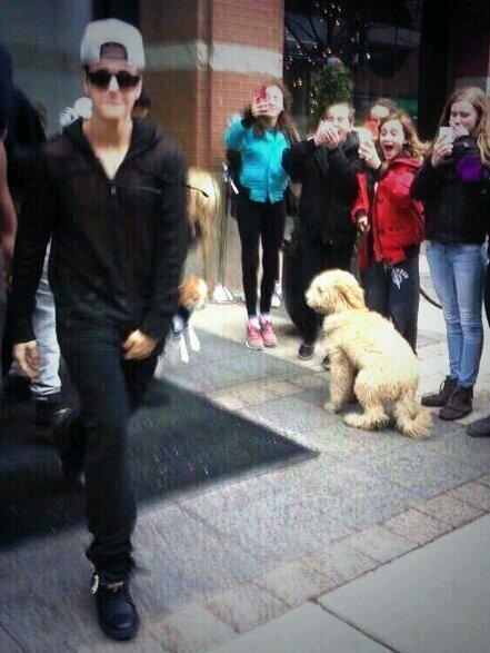 JBieberFeverDF's tweet photo. Saliendo de su hotel hoy en Toronto. http://t.co/S0Ak9mwq8J