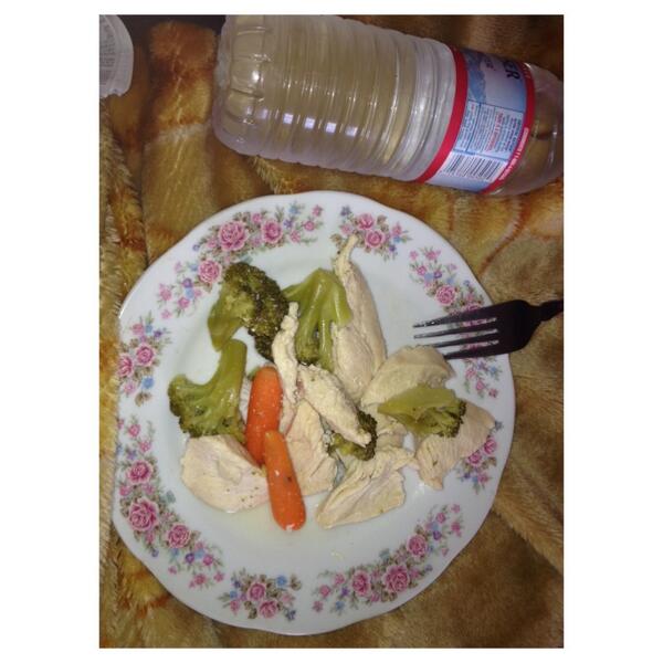jannel_barbie's tweet photo. My lunch 😬 on a diet ! Its so tempting having soda , koolaid, gatorade , ice cream, king taco, hot pockets And my sis http://t.co/fCOmNMXNsO