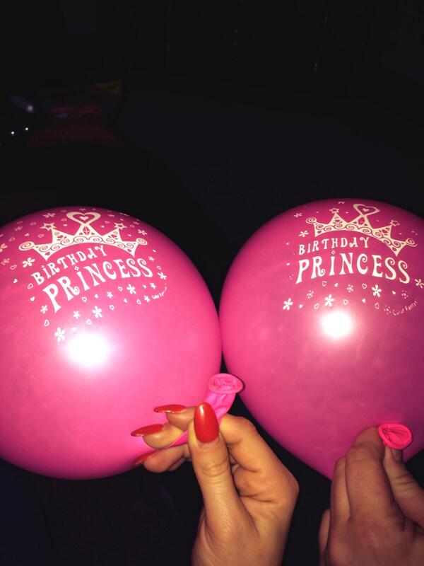 daisymaysimpson's tweet photo. Balloons with my @lottieheaton 🎈😘 #balloons #happygirls http://t.co/pad5SiO653