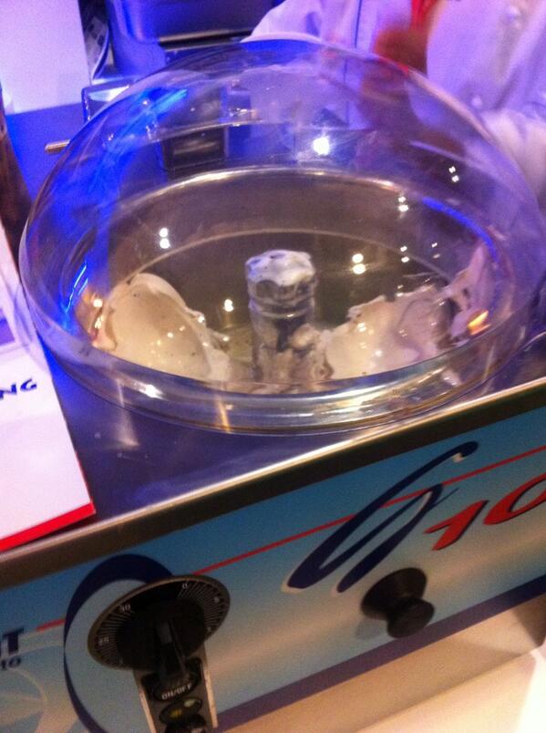 MasterMartiniCL's tweet photo. Helado de flor de copihue con merken, cortesía de nuestros amigos de Alupra #EIIGA http://t.co/yMKNHZ9sEM