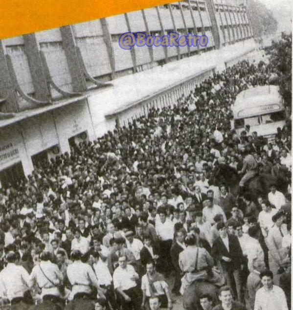 BocaRetro's tweet photo. Gente esperando para entrar a la bombonera http://t.co/XnFkGub0hZ
