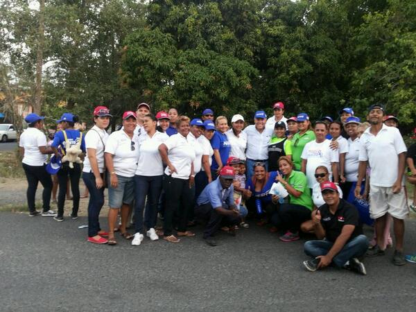 Jazelr23's tweet photo. Gran equipo buscando los votos para @juancanavarro junto a @SamuelLewis @RosaCanto03 @DayanaraCaceres @2014pedroymily http://t.co/JC7kE77LJ8