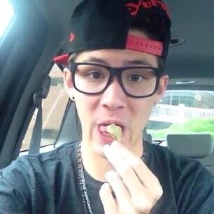 MAGCON_123's tweet photo. This is me when I try to eat salad... http://t.co/dfhnywURF3