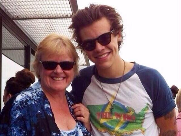 GRAZlELA's tweet image. "im going out"

"k mum"

"wanna come"

"no"

"okay"

"now go"

*1 picture message later*

#VoteUKDirectioners #KCA