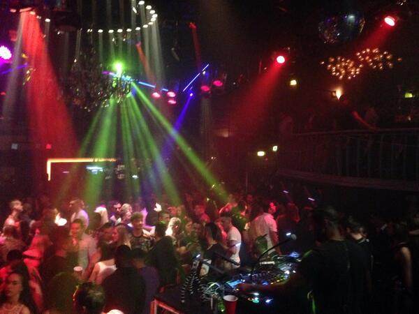 Ay2theD's tweet photo. Wauwwww @DJ_Flava killin #RnBHeaven #fullhouse http://t.co/YcIfyQubnb