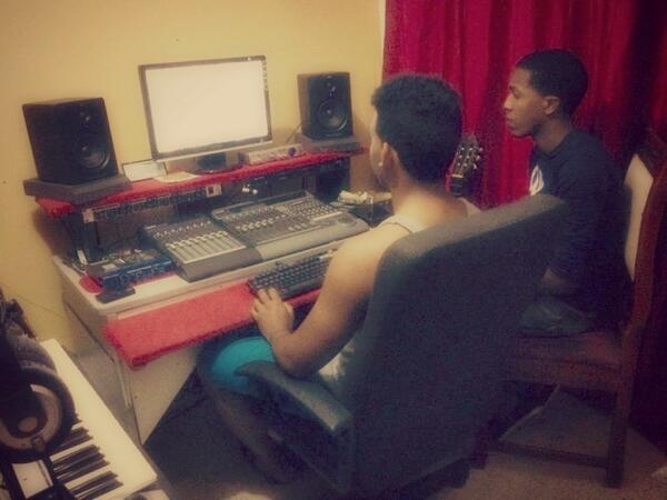DanyMixRd's tweet photo. @bigdavid06 And Me Dándole Los Últimos Retoques Al #Freestyle 2014 Titulado #La_Clave Ya Casi Listo @FhElFilosofo http://t.co/OIdILkONK9