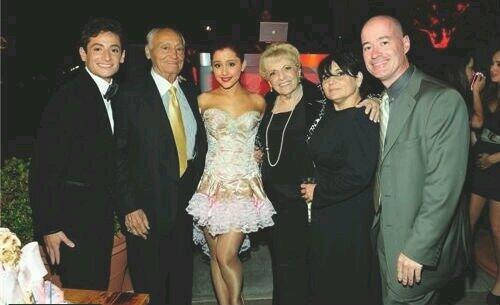 buterasoreos_'s tweet image. #VoteAriana #KCA do it for the Grande family why not
