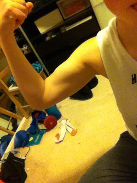 leo__runs's tweet photo. I miiiiight be flexing #flexfriday #picslip #armslip #proudfittie http://t.co/40U6xXoiSd