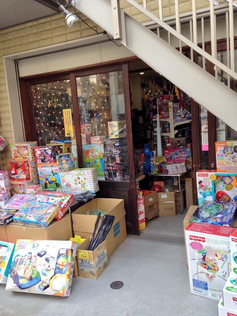 いるるん 一ノ瀬みか 春名真依 もやサマでtv出演した 浅草のおもちゃ問屋で 熱いモノノフのご主人が居る つつみ商店 に行きました O 最初はお店の人 誰も居なかったけど 店内はも