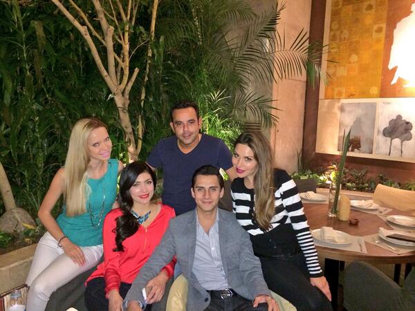 GABYRAMIREZTV's tweet image. Cenita con #amigos en mi #MexDF @VanessaCureCure @LuisThomasFong mi querido @figuramv @andihua #viernes